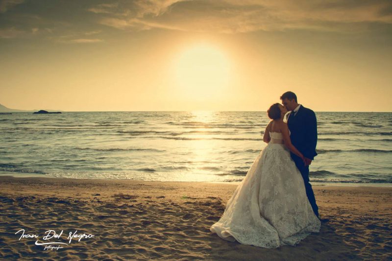 Sposi al tramonto sulla spiaggia, Wedding Foto Ivan Del Negro, Benevento, ivandelnegro.it